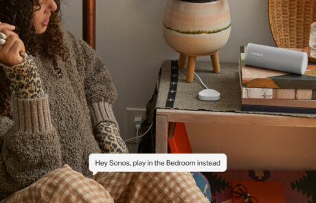 SONOS Move portabler Speaker liegt auf einem Regal.